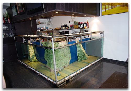l'aquarium est en place dans le restaurant japonais, mauvais carmat pour le poissons vivant lorsqu'ils vont voir le saumon cru