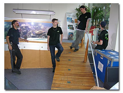Le staff après l'entretien de l'aquarium récifal