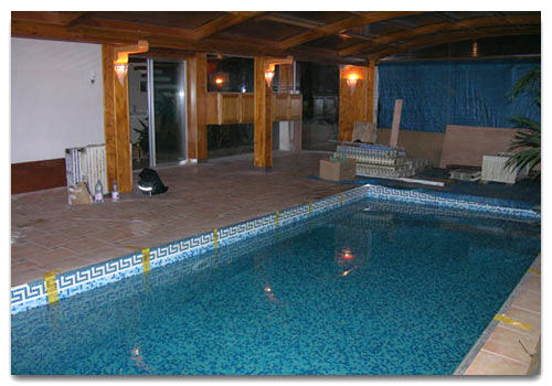 Un aquarium dans une piscine