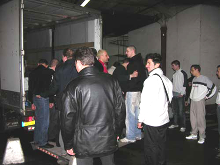 28 personnes pour porter un aquarium
