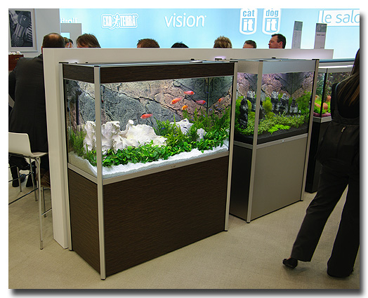 Une nouvelle gamme d'aquarium au look résolument mopderne chez Hagen, la finition et la praticité semble indiqué que l'utilisation en eau de mer est prévu 