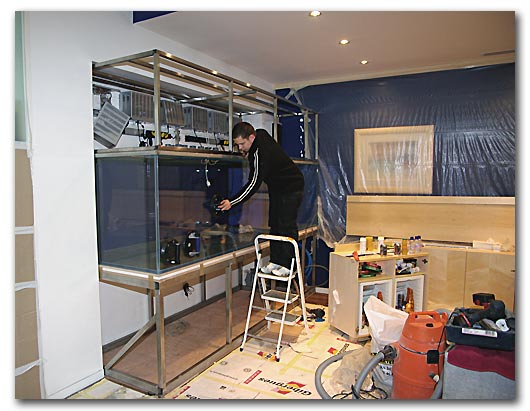 L'aquarium épouse exactement la place disponible
