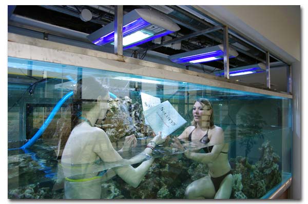 jeunes filles dans un aquarium