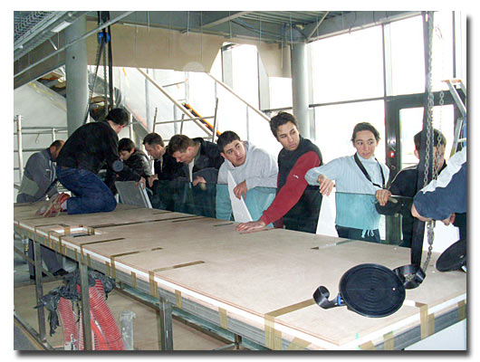 Petite apréhention avant de lever la dalle de façade de l'aquarium de 6 metres